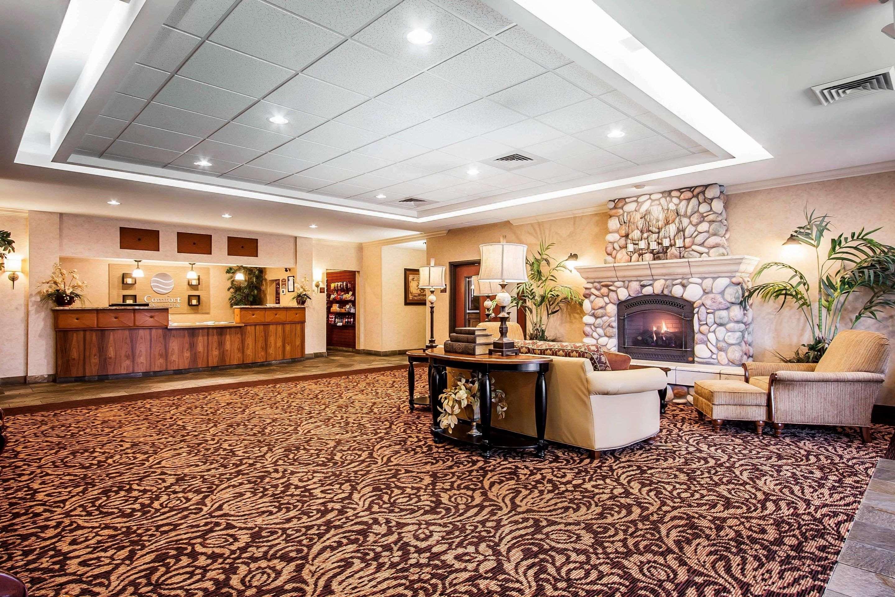 Comfort Inn & Suites Mcminnville Wine Country Exterior photo