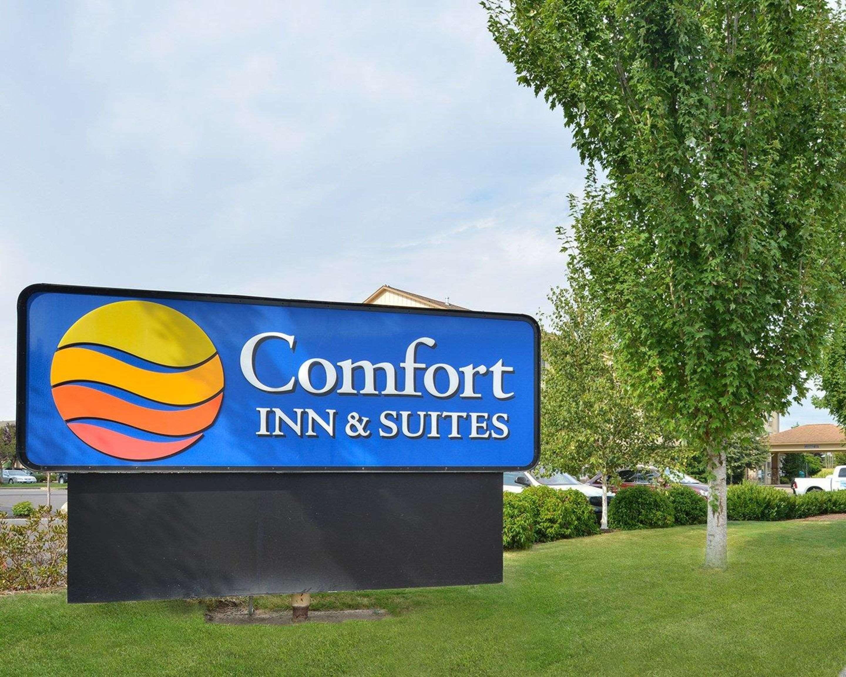 Comfort Inn & Suites Mcminnville Wine Country Exterior photo