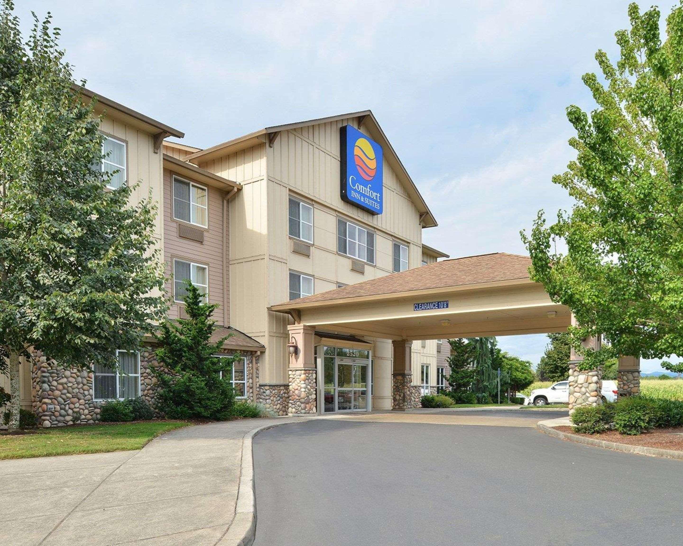 Comfort Inn & Suites Mcminnville Wine Country Exterior photo