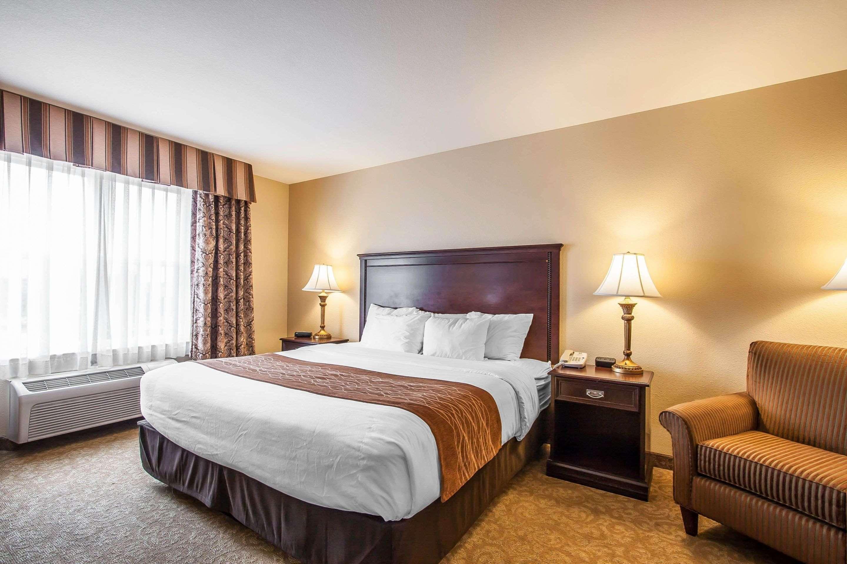 Comfort Inn & Suites Mcminnville Wine Country Exterior photo