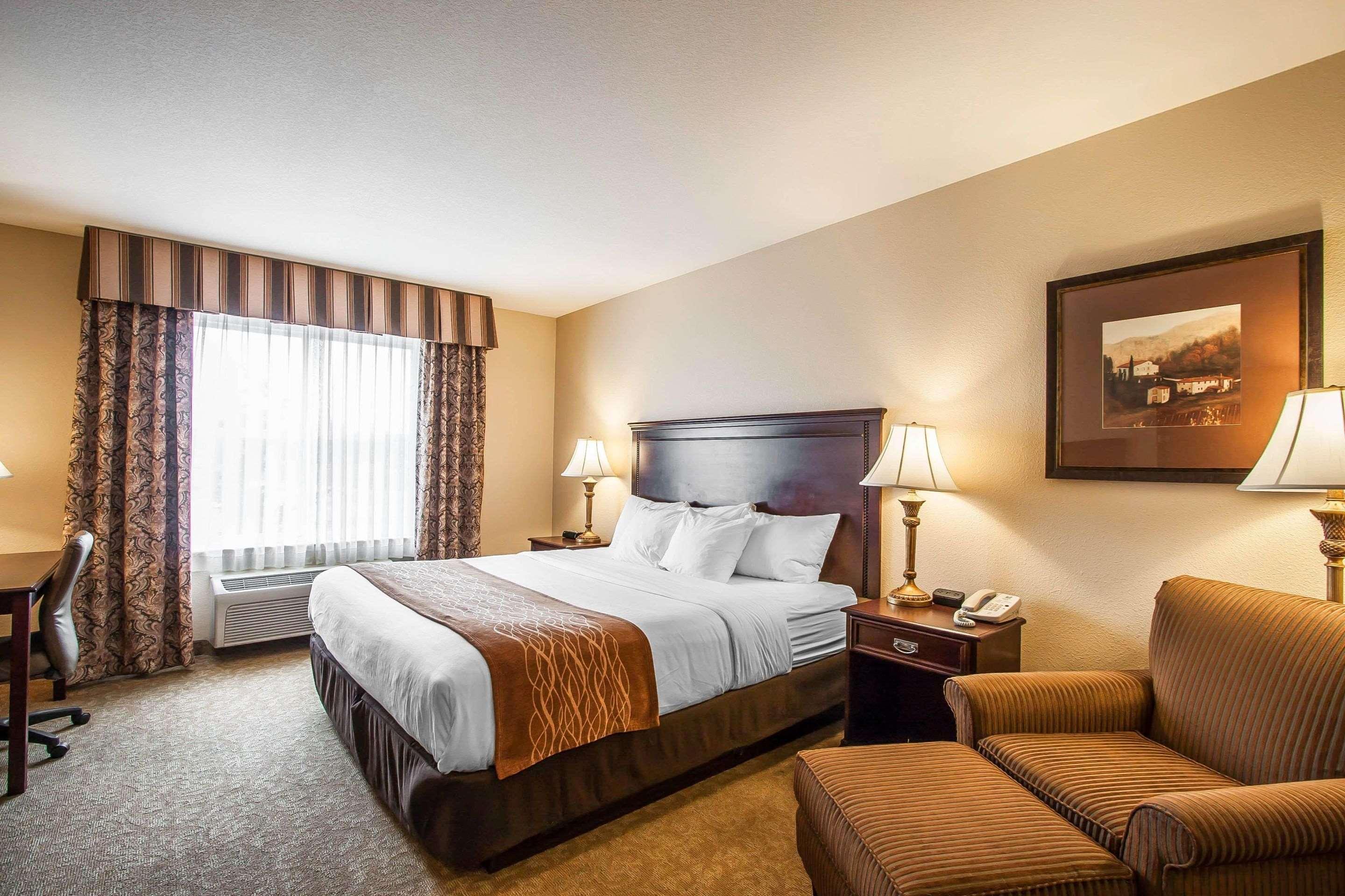 Comfort Inn & Suites Mcminnville Wine Country Exterior photo