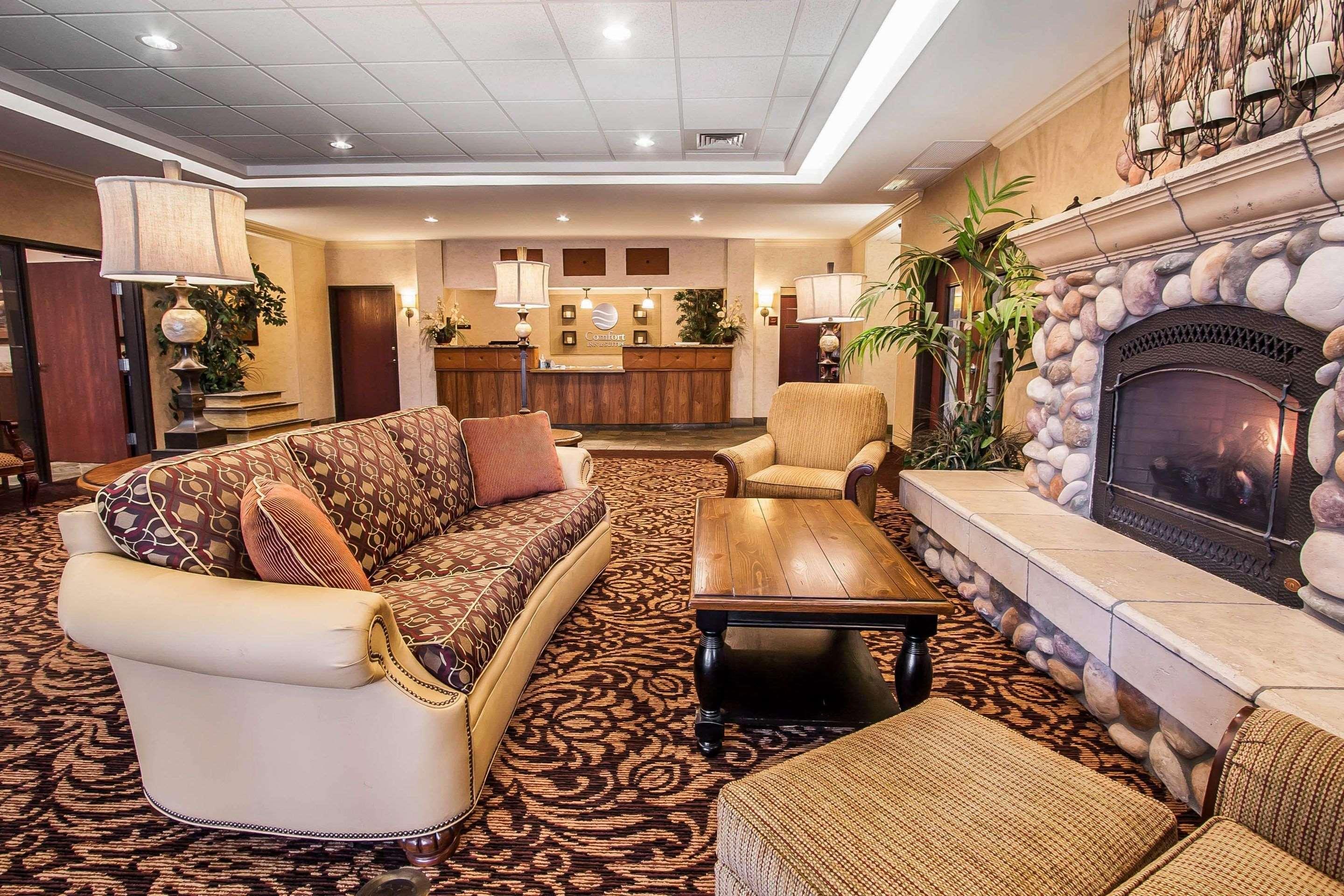 Comfort Inn & Suites Mcminnville Wine Country Exterior photo