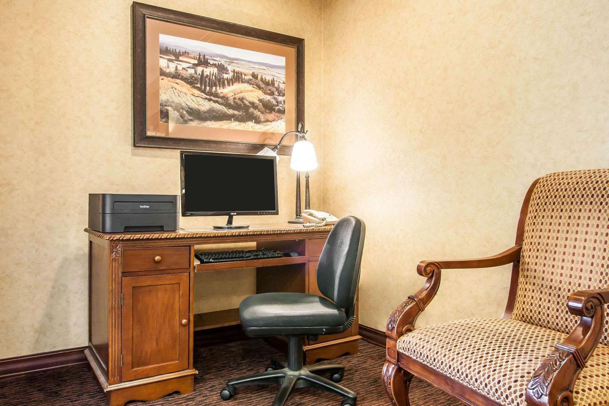 Comfort Inn & Suites Mcminnville Wine Country Exterior photo